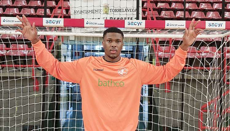 Bathco BM. Torrelavega refuerza su portería con Elcio Carvalho