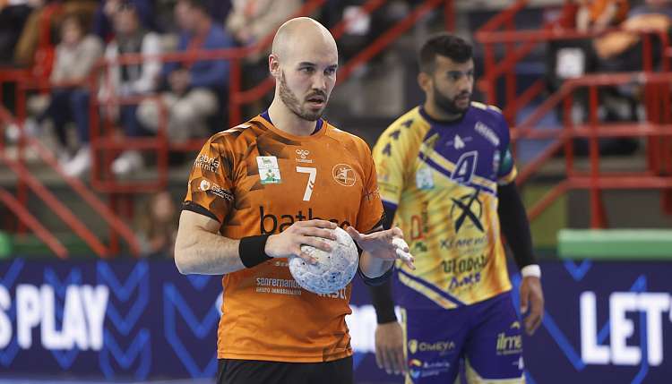 Bathco BM. Torrelavega pierde a Adrián Fernández durante 3 meses