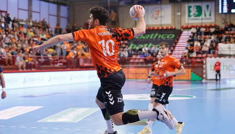 Un triunfo sobre la bocina de Torrelavega y el momento de Cangas lideran la jornada 23