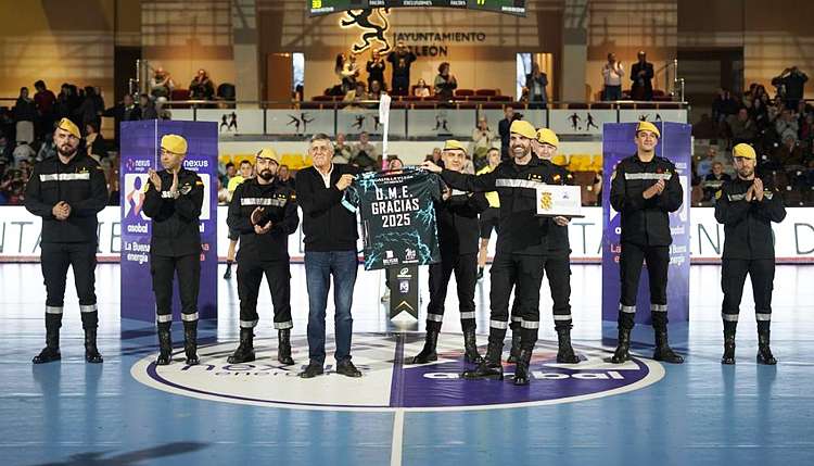 ASOBAL cierra la primera vuelta de la Liga NEXUS ENERGÍA con un homenaje a la UME en una jornada festiva en León