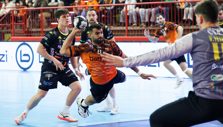 Bathco BM Torrelavega encadena su tercera victoria ante Tubos de Aranda Villa de Aranda (28-25) y apunta a Europa